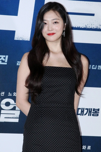 배우 최진리(설리)가 26일 오후 서울 행당동 CGV 왕십리점에서 열린 영화 '리얼' 언론시사회에서 포즈를 취하고 있다. <연합뉴스>